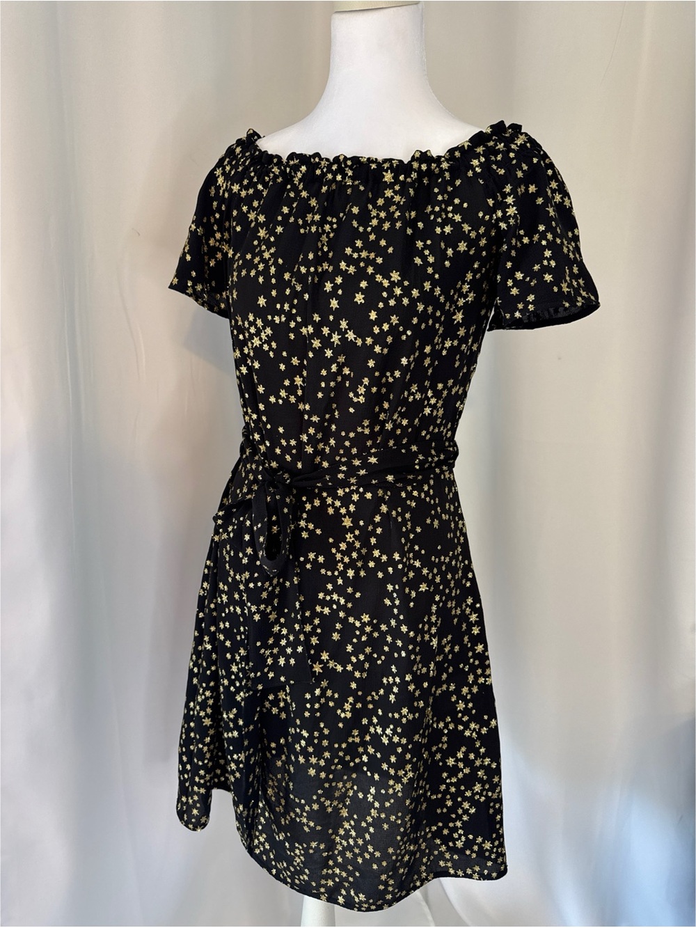Michael Kors Black & Gold
Star Print Off Shoulder Simmer Dress-small